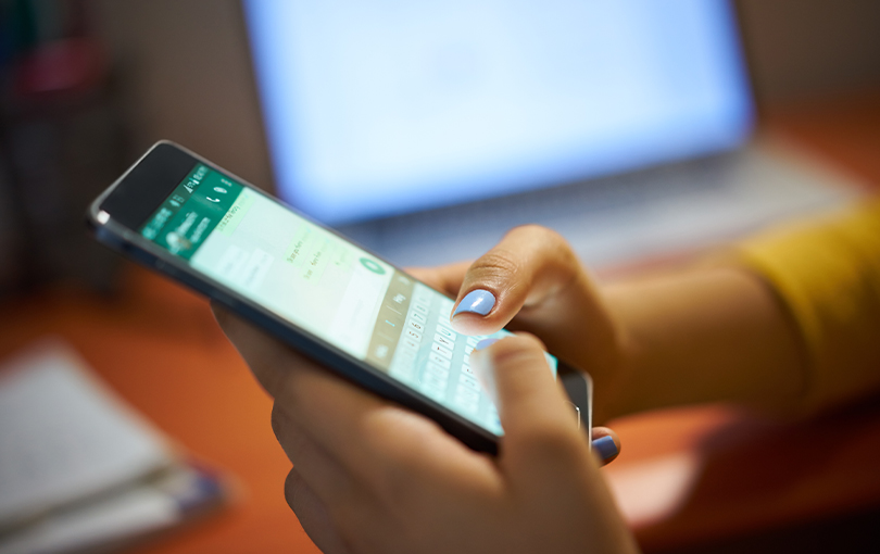 Confira o novo recurso do WhatsApp que permite fixar mensagem