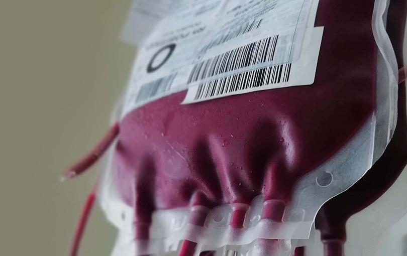 Como as etiquetas de identificação podem auxiliar no ambiente hospitalar?